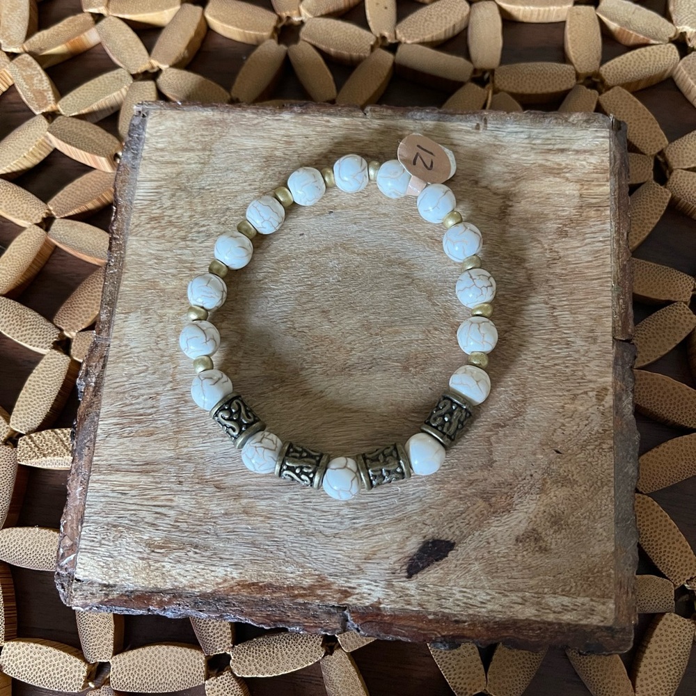 Gorgeous cream & gold beaded bracelet ✨ handmade ✨ stretchy, one size fits most